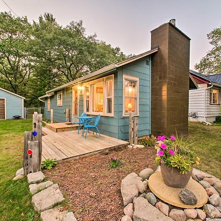 East Tawas Cabin With Deck, Backyard And Fire Pit! Exterior foto