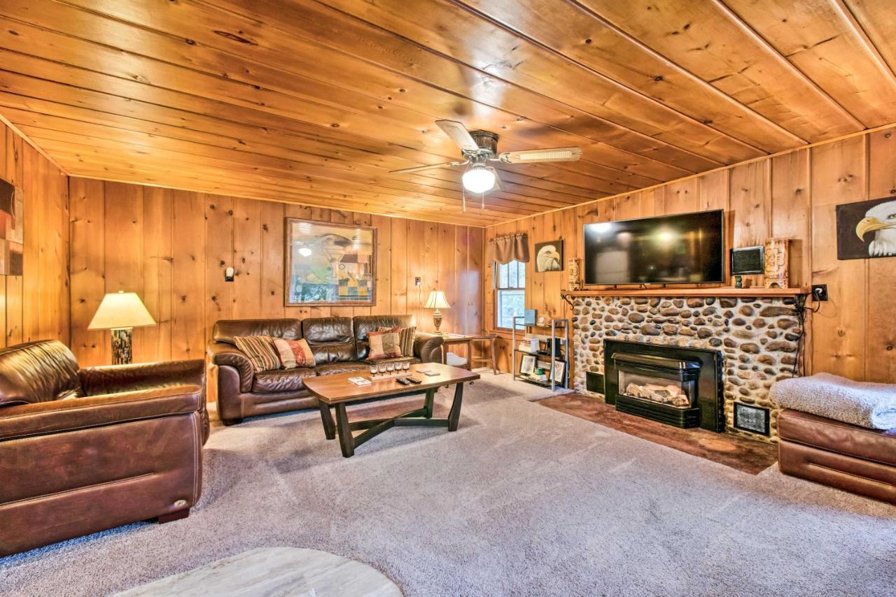 East Tawas Cabin With Deck, Backyard And Fire Pit! Exterior foto