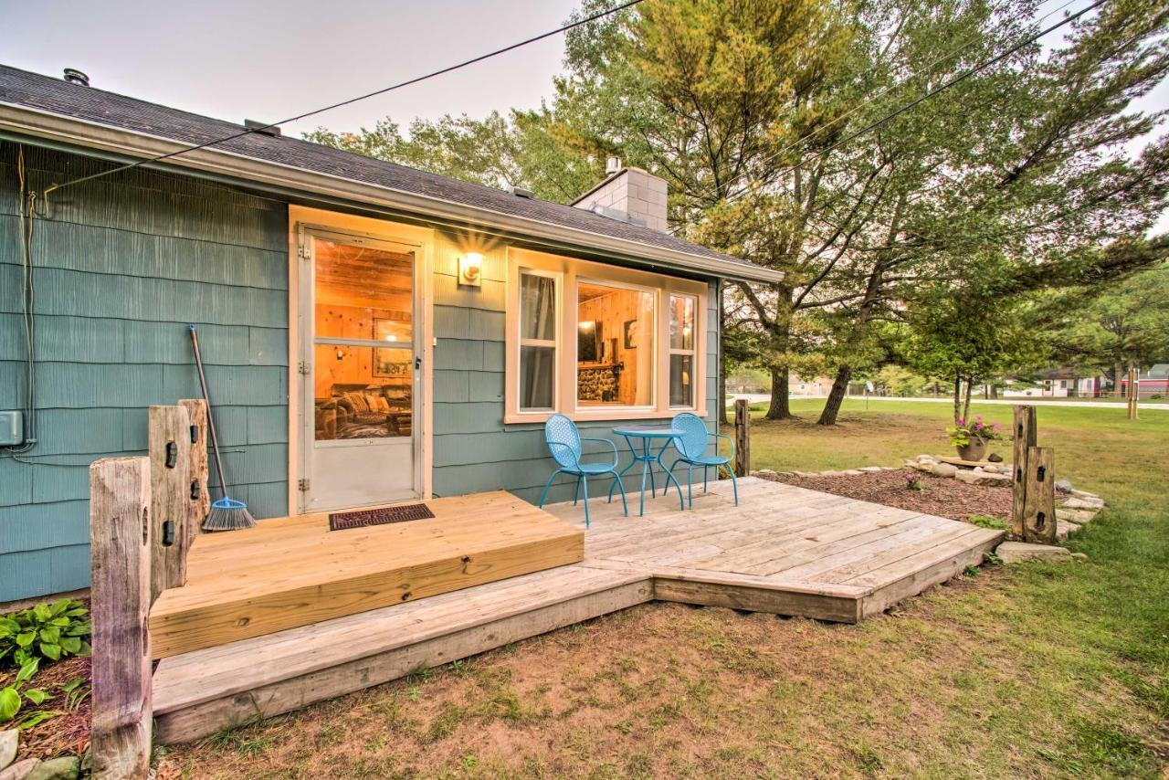 East Tawas Cabin With Deck, Backyard And Fire Pit! Exterior foto