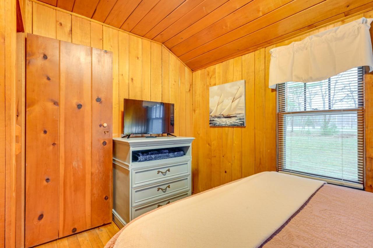 East Tawas Cabin With Deck, Backyard And Fire Pit! Exterior foto